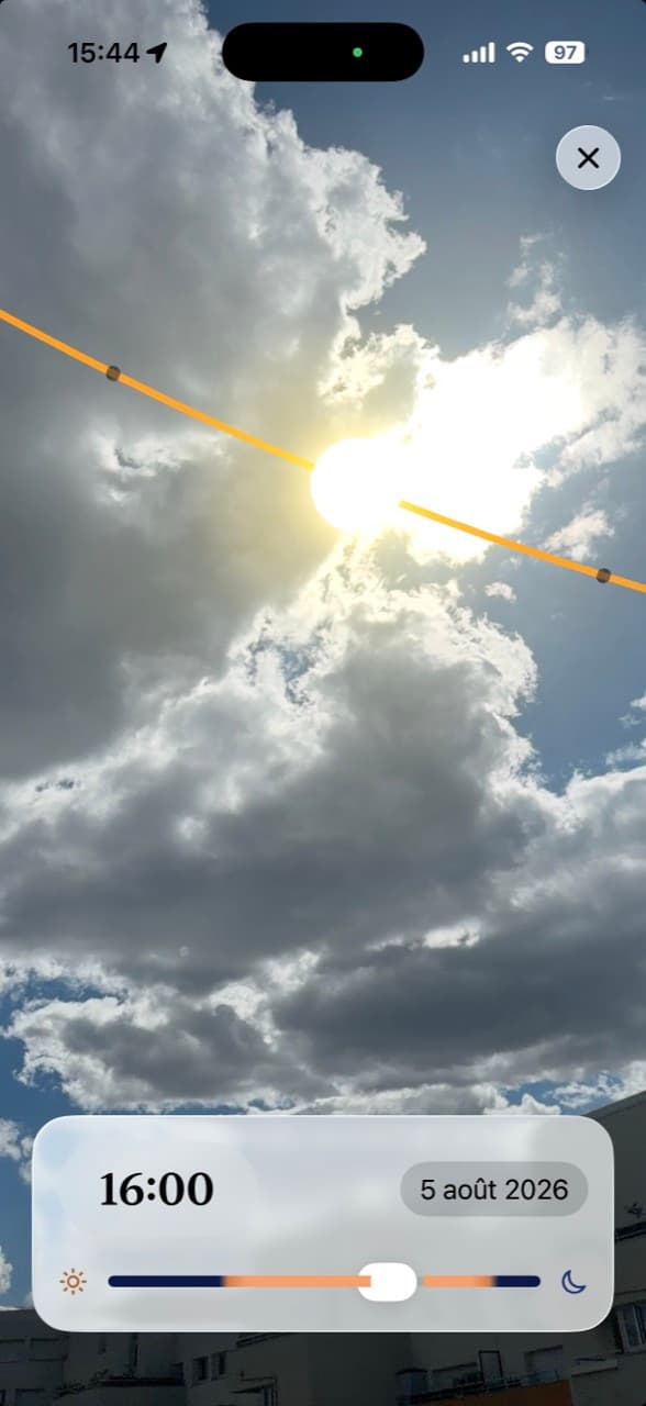 La trajectoire du soleil tracée par-dessus le ciel filmé par la caméra, avec le curseur d’heure en bas de l’écran.
